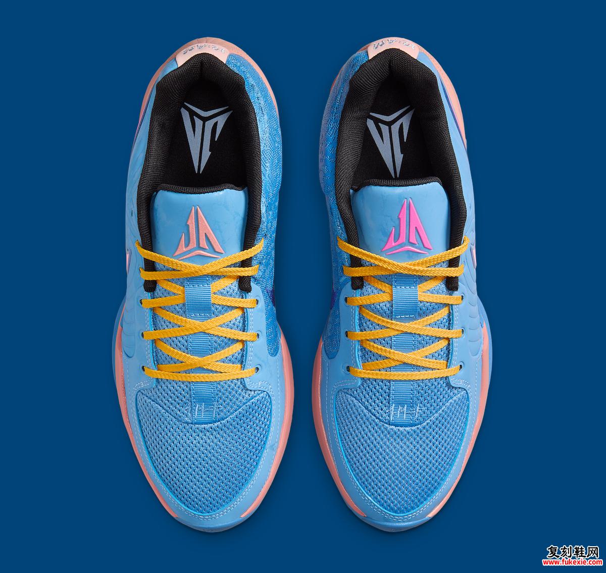 Nike Ja 2 Blue Beyond 的俯视图，凸显了鞋舌上的 Ja Morant 标志性标志、黄色鞋带和鞋头盒上的网眼细节。