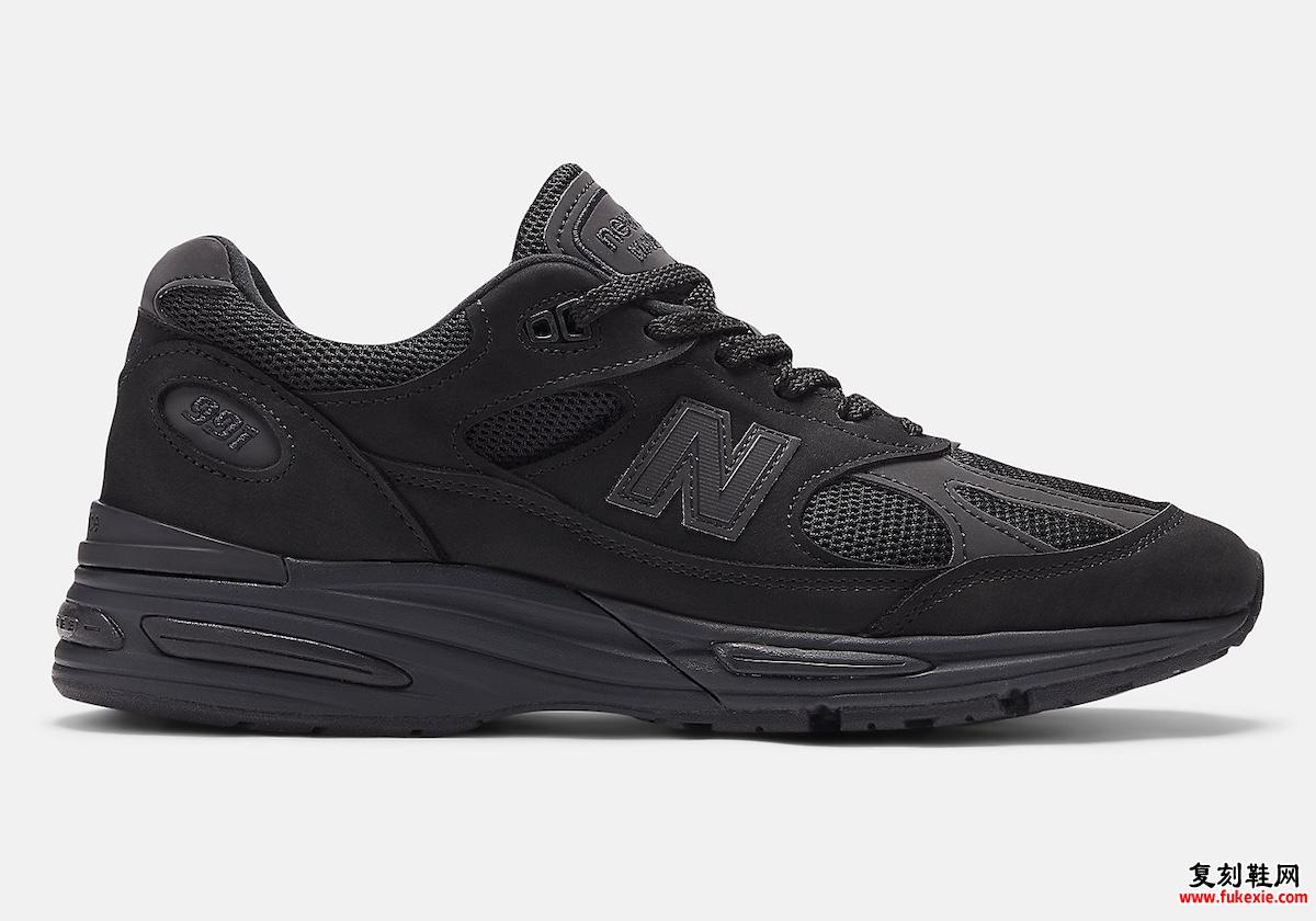 Dover Street Market x New Balance 991v2 Triple Black 侧视图，展示磨砂面层和网眼面板