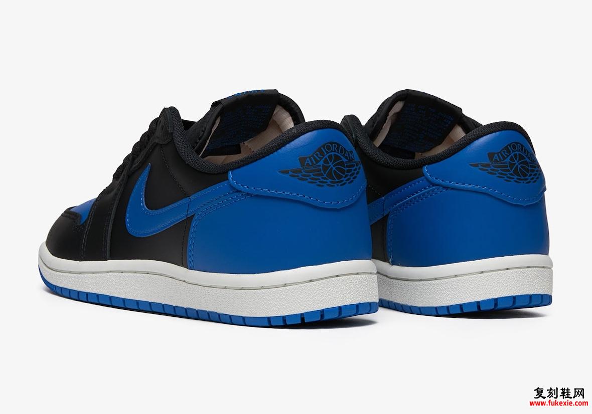 Air Jordan 1 Low '85 Royal 的后视图，配有宝蓝色后跟标签和 Air Jordan Wings 标志