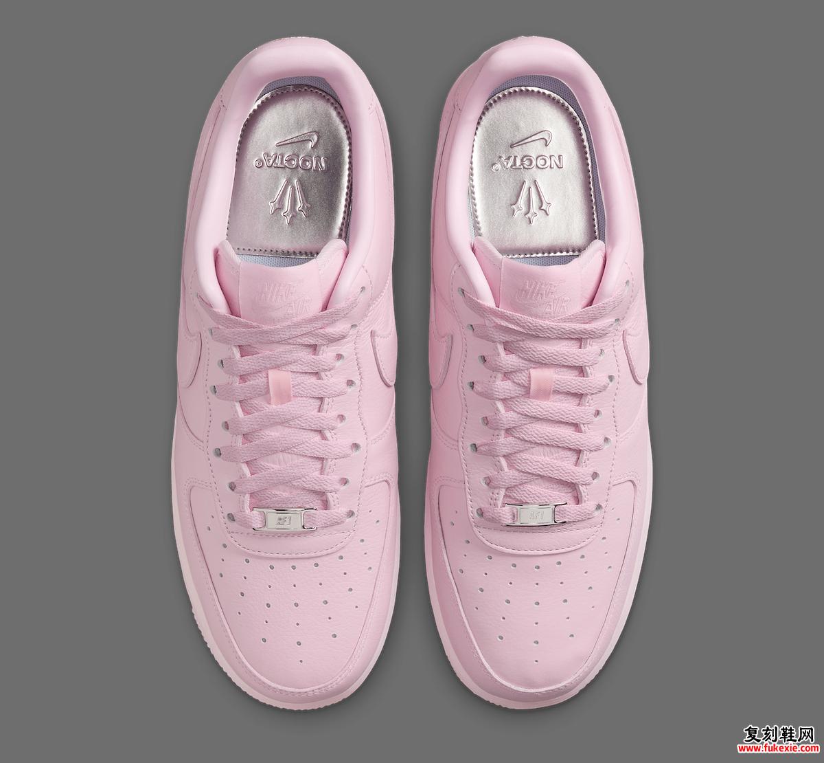 NOCTA x Nike Air Force 1 “Pink Foam” CZ8065-600 – 从上到下视图，露出穿孔鞋头盒、同色系粉红色鞋带和金属银色蕾丝 dubrae 以及 NOCTA 品牌的金属银色鞋垫。