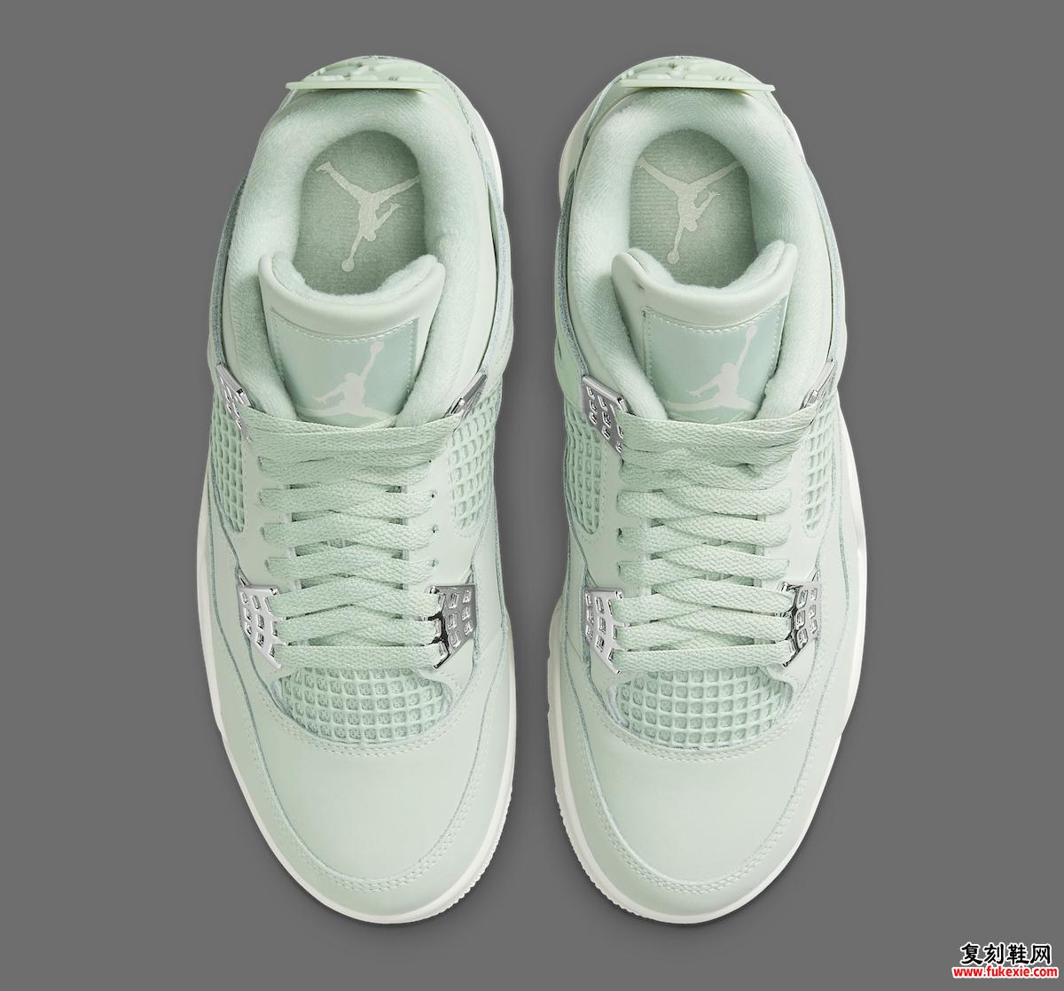 Air Jordan 4 “Seafoam” 的俯视图展示了对称的系带系统、鞋舌上的网眼网，以及软垫鞋舌和鞋垫上印有同色系 Jumpman 标志，所有这些都是柔和的绿色调。