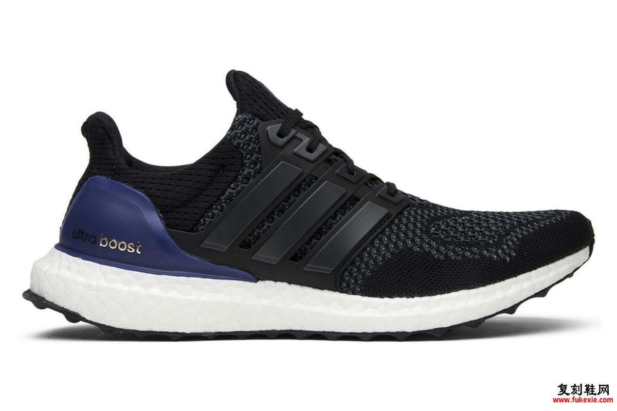 adidas Ultra Boost OG 10 周年纪念版 B27171 的侧视图展示了黑色 Primeknit 鞋面、标志性的三条纹和带有 Ultra Boost 品牌标识的紫色后跟柜台。