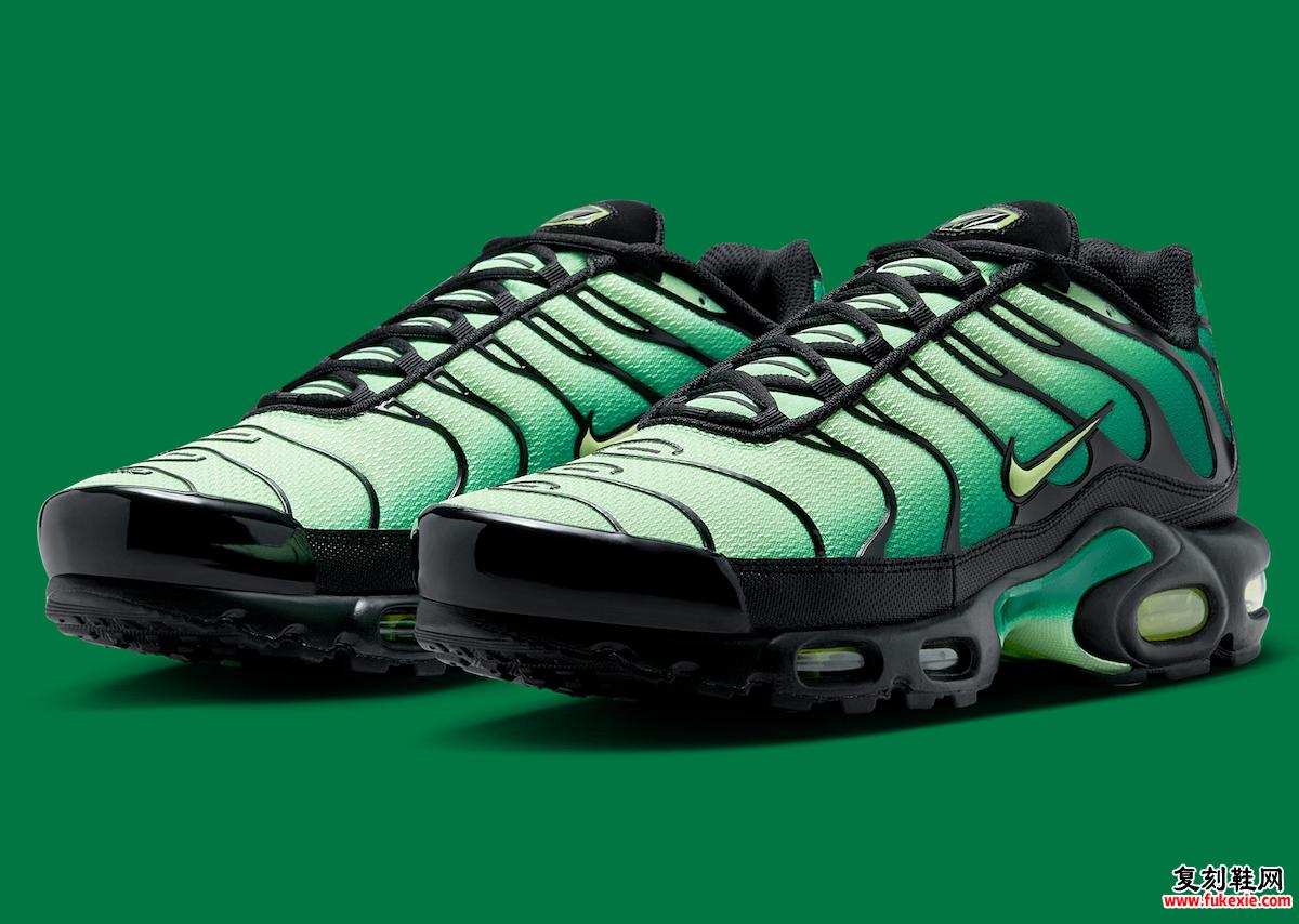 一双 Nike Air Max Plus Green Gradient 运动鞋，以绿色为背景。