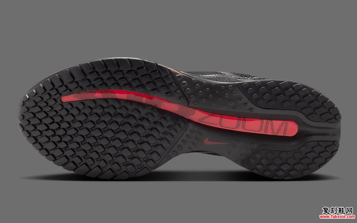 Nike Pegasus Premium Black Bright Crimson 外底，带有注重抓地力的抓地图案