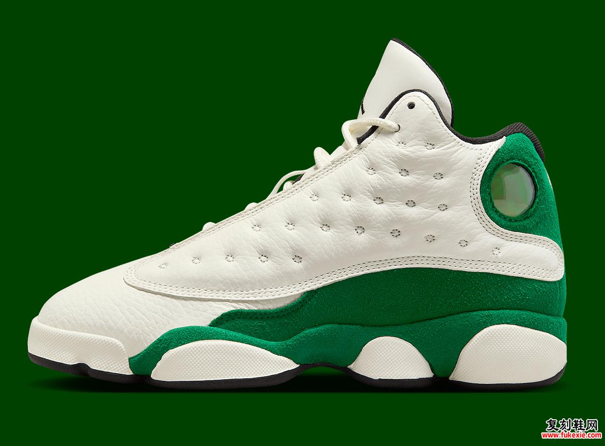 Air Jordan 13 GS Pine Green 的侧面轮廓展示了优质的白色皮革和充满活力的绿色绒面革面板。