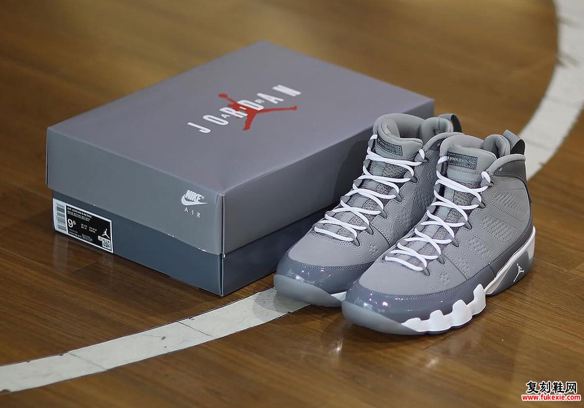 Air Jordan 9 “Cool Grey” 2025 带有带有 Jumpman 标志的原始灰色盒子，展示在木制篮球场地板上。