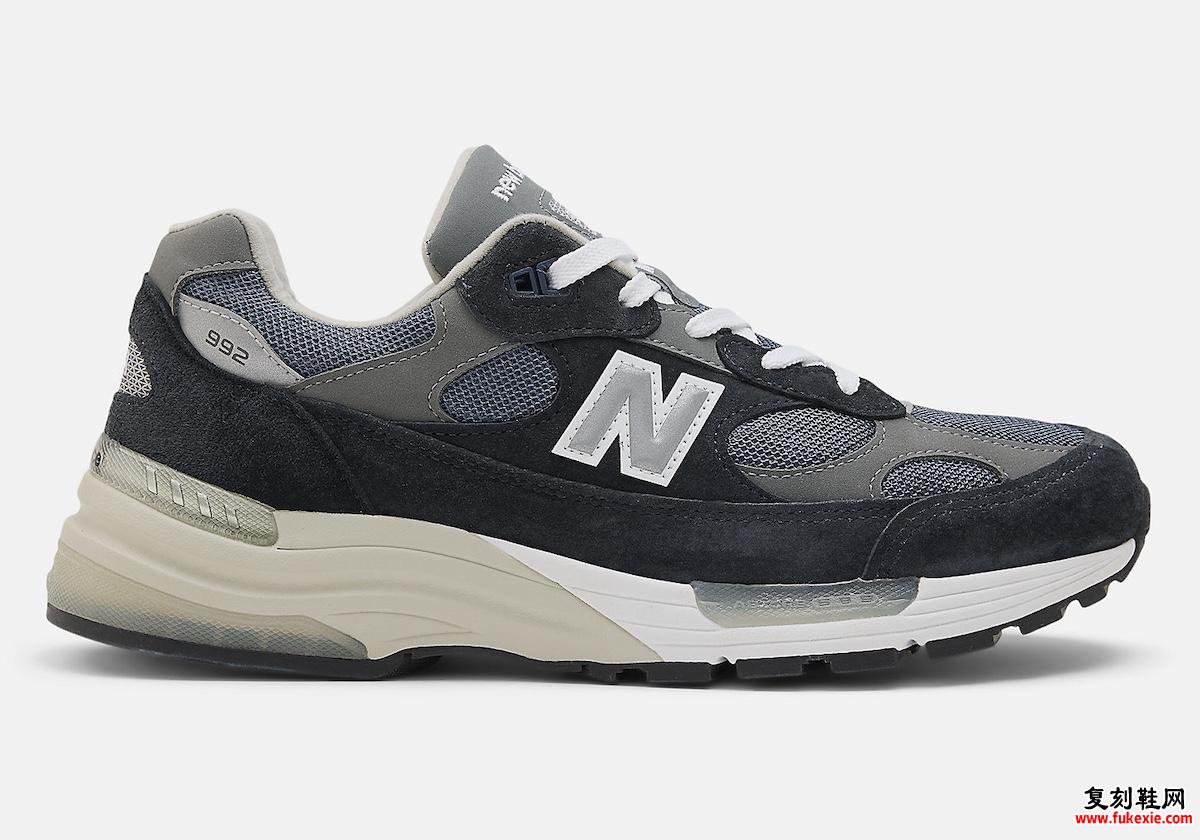 New Balance 992 海军蓝侧视图，白色中底和黑色外底