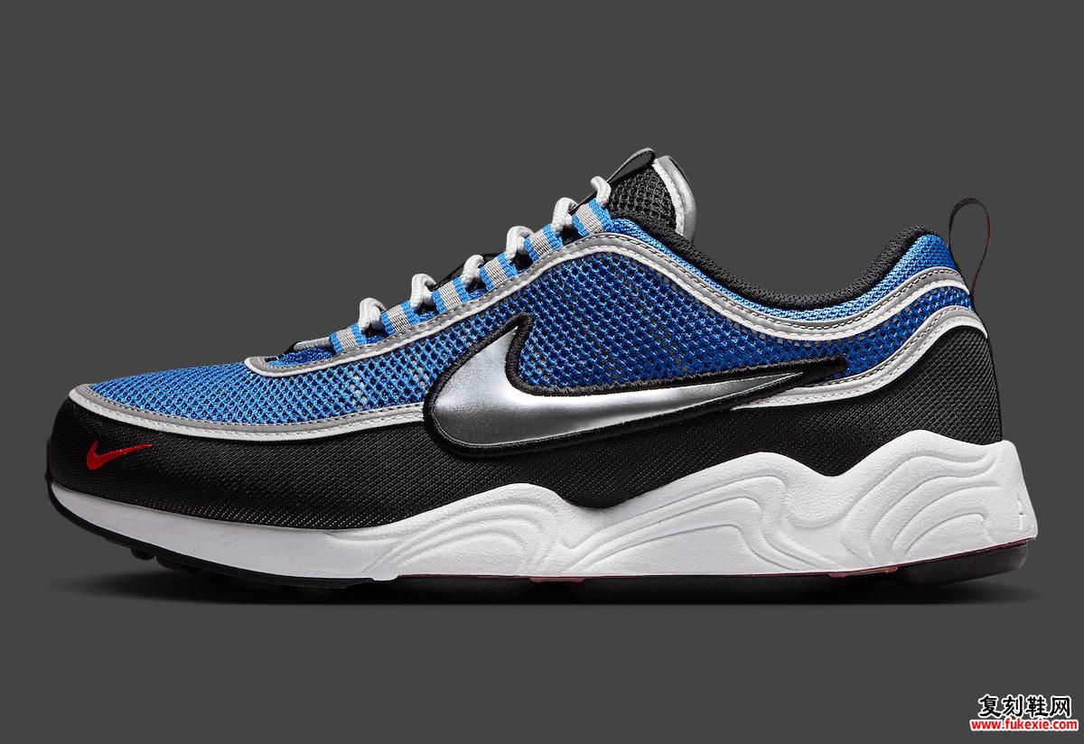 Nike Air Zoom Spiridon “Signal Blue” 的侧面轮廓，突出了反光滚边和镀铬 Swoosh 标志与蓝色网眼鞋面的对比。