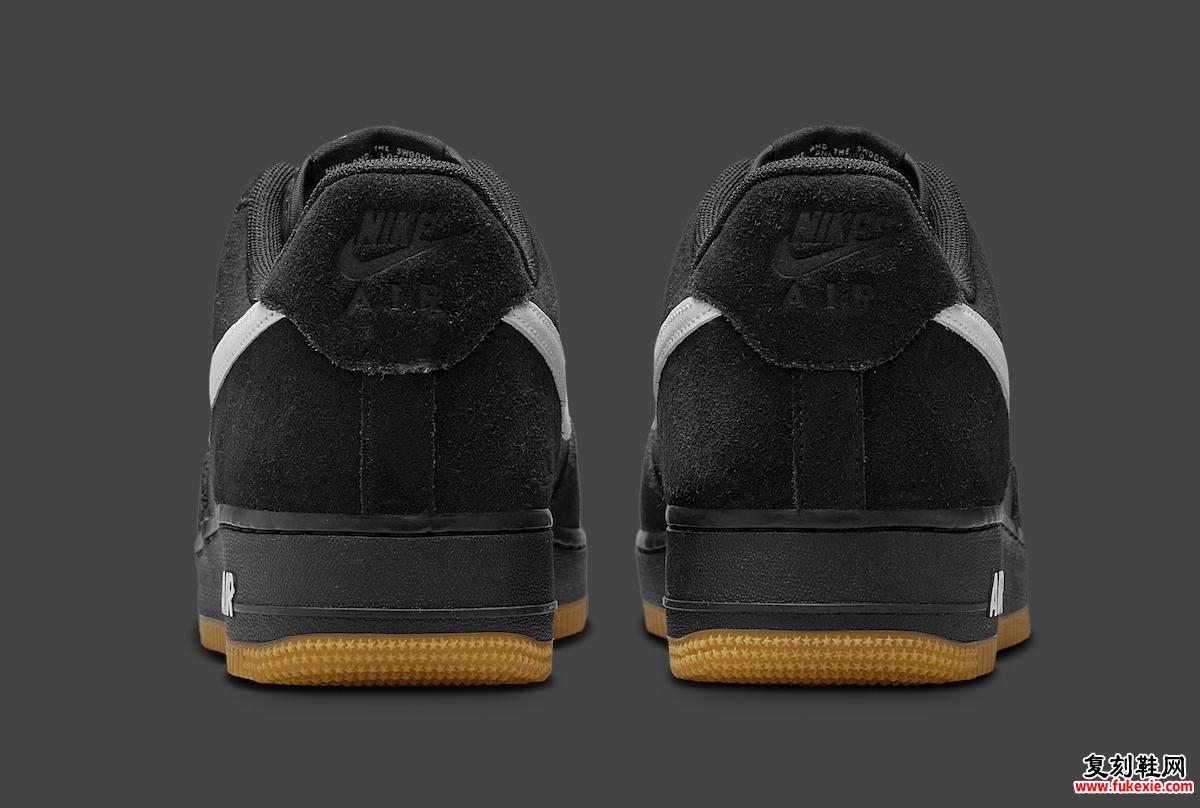 Nike Air Force 1 SK8 Black Gum 后视图，黑色绒面革鞋跟和压花 Nike Air 标志