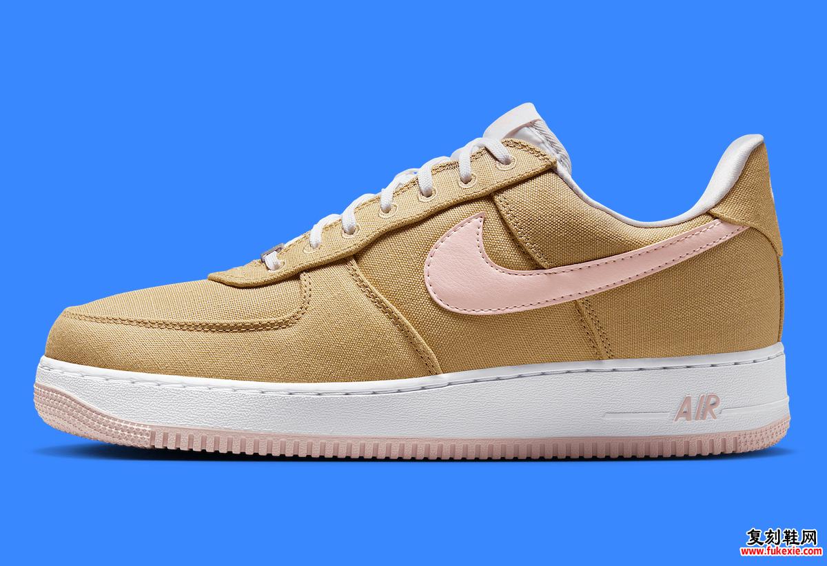 Nike Air Force 1 Low 'Linen/Linen' 的侧面轮廓突出了帆布纹理鞋面、柔和的粉红色皮革 Swoosh 和经典的 Air 缓震中底，适合日常穿着