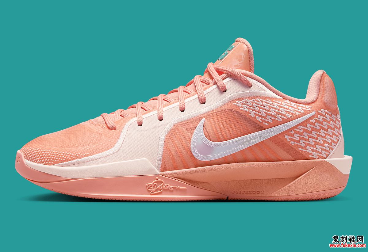 Nike Sabrina 2 Apricot Agate/Washed Coral 的侧视图，展示了白色的 Nike Swoosh 标志、刺绣图案和桃色泡沫中底。