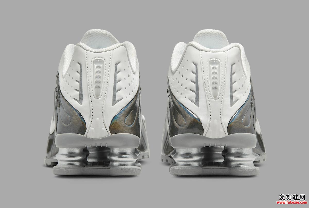 Nike Shox R4 White Iridescent 后视图，采用金属银色 Shox 支柱和白色鞋跟拼接