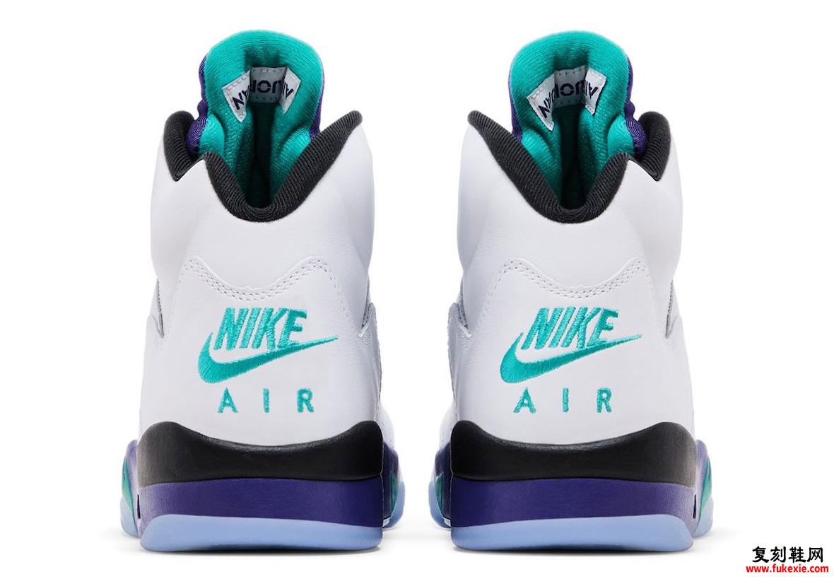 Air Jordan 5 'Grape' 2025 的背面展示了标志性的蓝绿色 Nike Air 品牌标识，缝制在白色皮革鞋跟上。