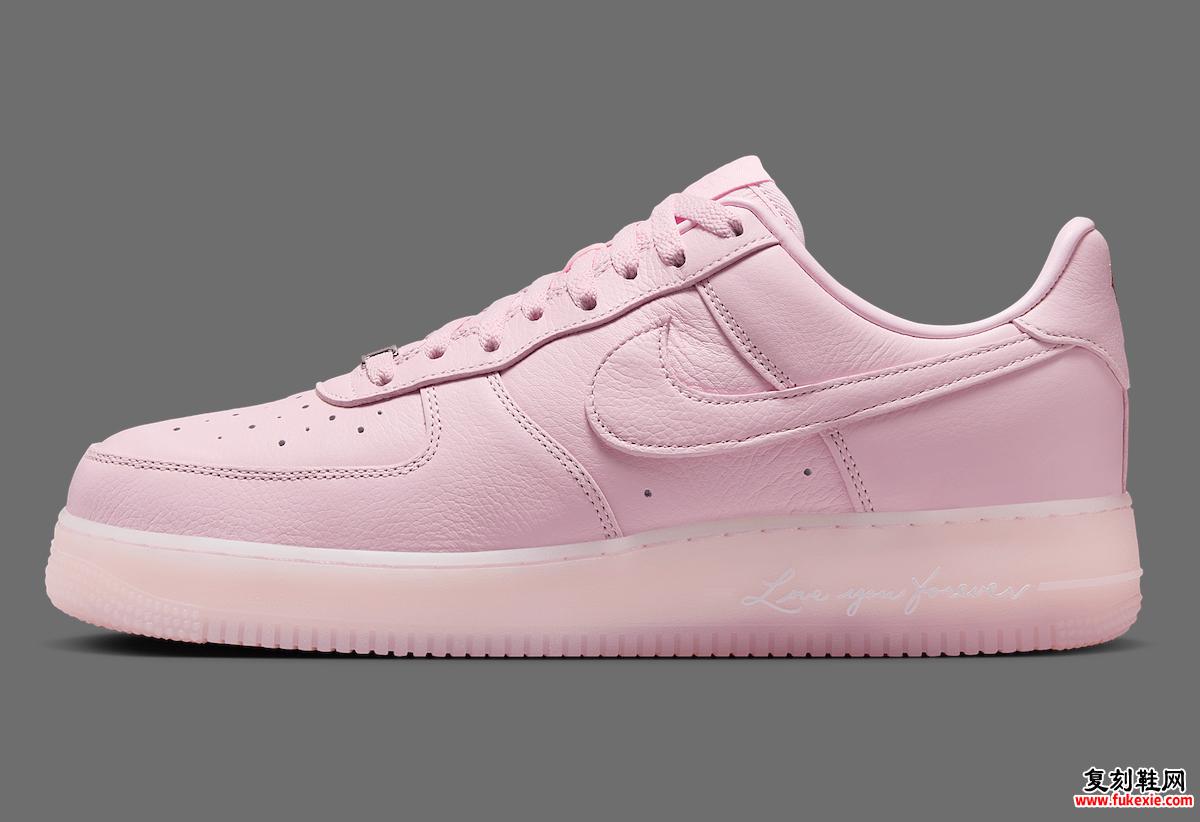 NOCTA x Nike Air Force 1 “Pink Foam” CZ8065-600 – 侧面轮廓展示翻滚粉色皮革鞋面、缝合的 Swoosh 标志和粉红色中底上的“Love you forever”字样。