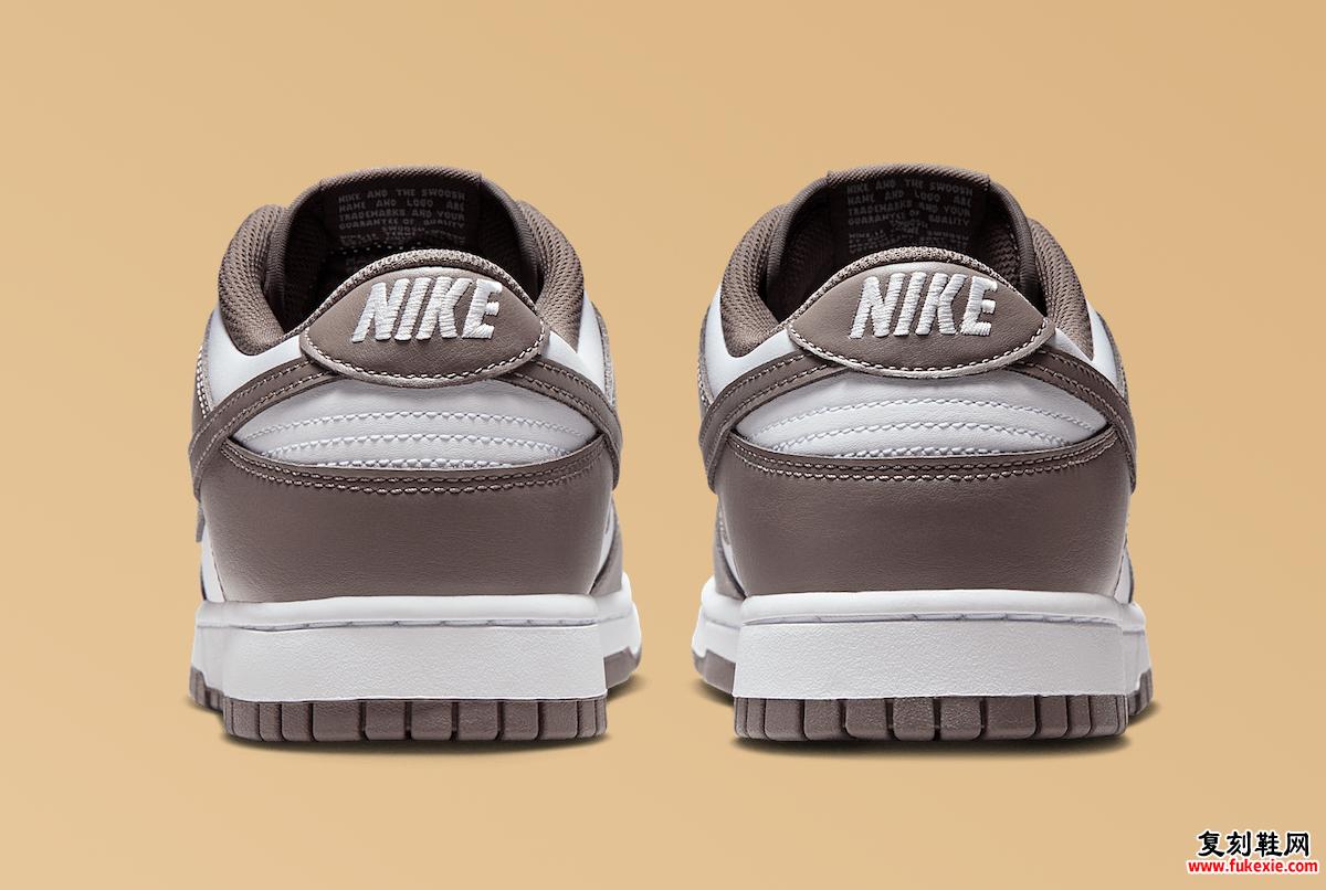 Nike Dunk Low Cave Stone 后视图，后跟标签上绣有 Nike 标志