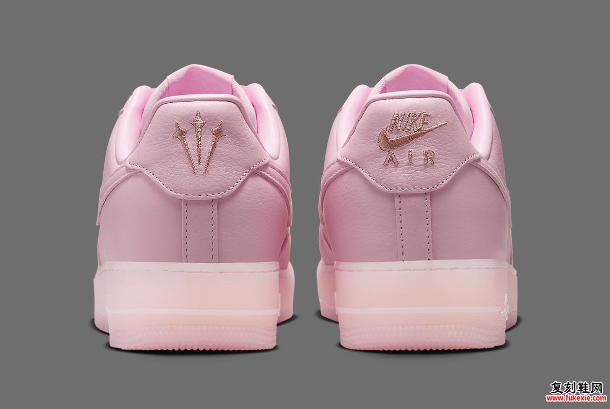 NOCTA x Nike Air Force 1 “Pink Foam” CZ8065-600 – 后跟视图突出了左鞋上绣有 NOCTA 三叉戟标志，右鞋上饰有经典的 Nike Air 品牌标识，以及优质粉红色皮革结构。